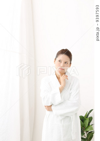 悩む女性 悩む女性 9397593