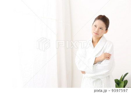 悩む女性 悩む女性 9397597