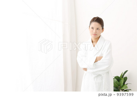 悩む女性 悩む女性 9397599