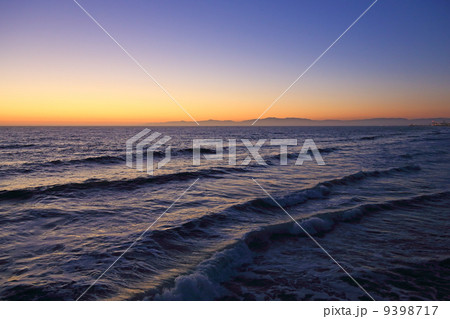 ビーチの夕暮れ 9398717