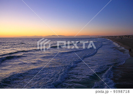 ビーチの夕暮れ 9398718
