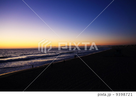 ビーチの夕暮れ 9398721