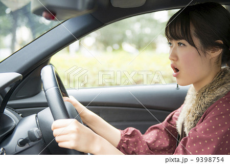車を運転しながら怒る女性 車を運転しながら怒る女性 9398754