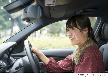 楽しそうに運転する女性 楽しそうに運転する女性 9398755