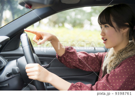 車を運転する女性 車を運転する女性 9398761