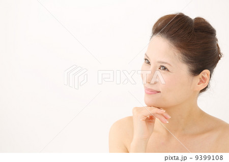 美容・悩む女性 9399108