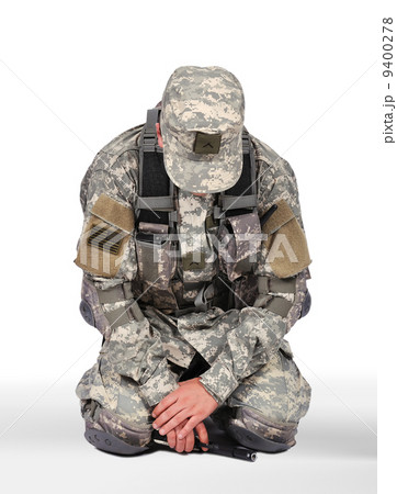 soldier kneeling 9400278