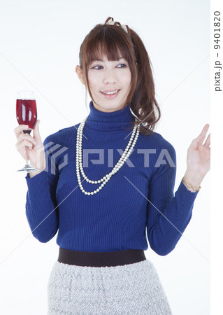 ワイングラスを持つ女性 9401820