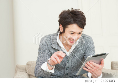 タブレットをする男性 9402603