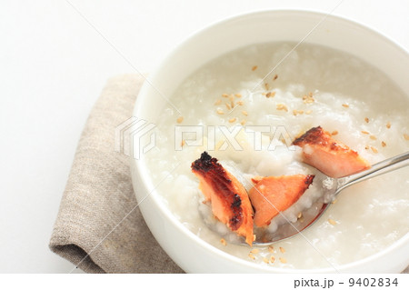 焼き鮭とおかゆの写真素材
