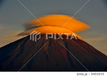 夕焼けに照らされた笠雲と富士山 夕焼けに照らされた笠雲と富士山 9403035