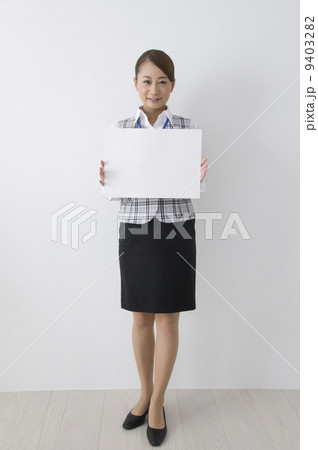 ホワイトボードを持った事務服女性 9403282
