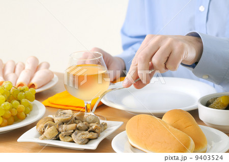 Man eating dinner 9403524