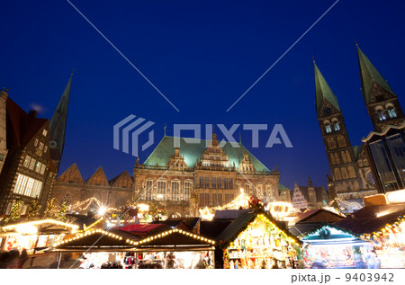 City Hall and Christmas market in Bremen by night 9403942