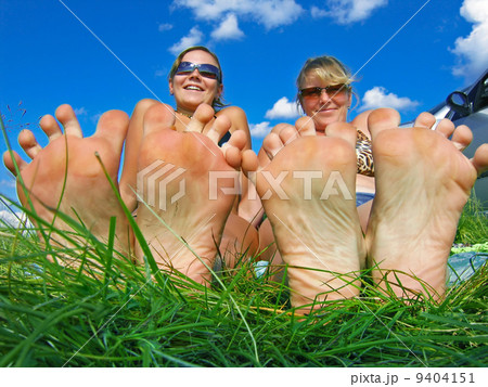 Mother and daughter in a summer vacation 9404151