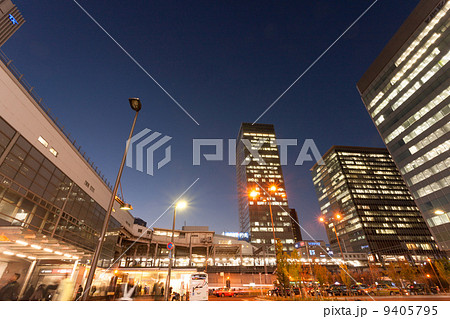 夕暮れの秋葉原駅前 9405795