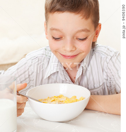 Child eat breakfast 9406390