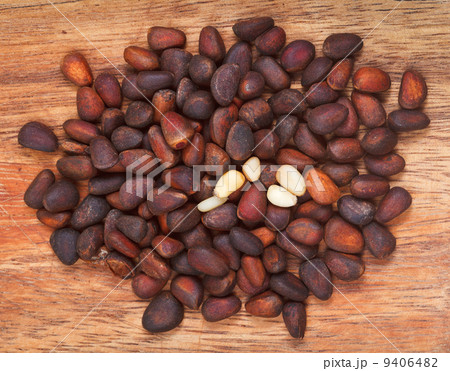 handful of pine nuts 9406482