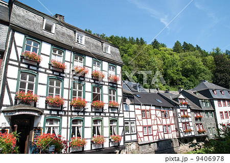 ドイツの田舎町 花が飾られた窓の写真素材
