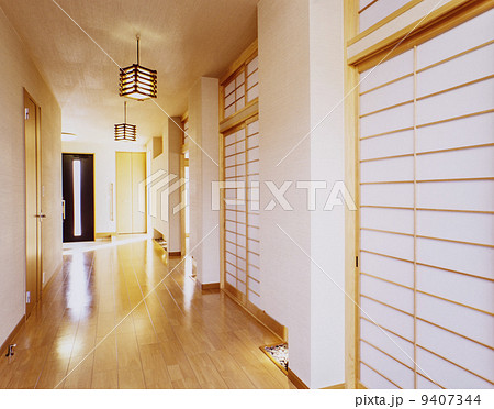 玄関からの広い廊下 和風建築 和風空間 イメージ素材の写真素材