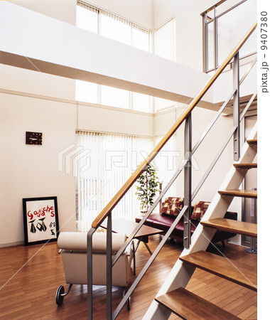 吹き抜けのある住宅 9407380