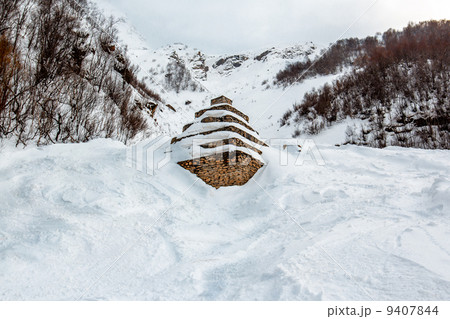 Protection against avalanches Protection against avalanches 9407844