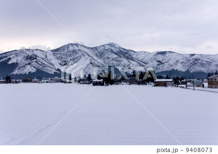 雪山と雪原　魚沼市 9408073