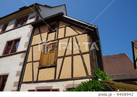 フランス、アルザス地方の伝統家屋 9408942