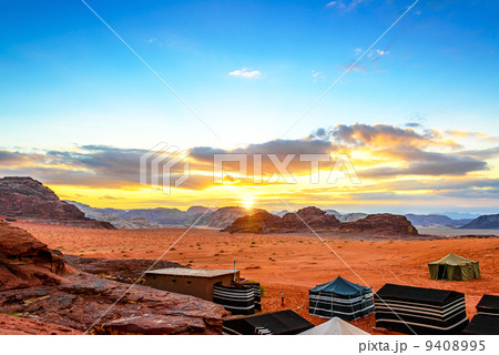 砂漠のサンセット(ヨルダン、ワディ・ラム) 9408995