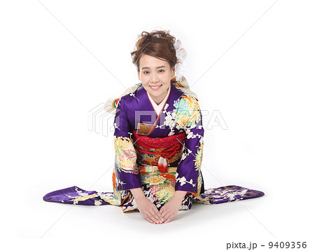 年始の挨拶をする女性（門松なし） 9409356