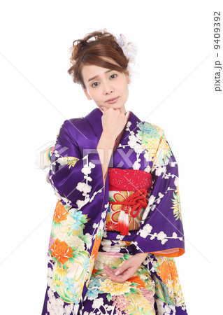 悩んでいる着物の女性 9409392