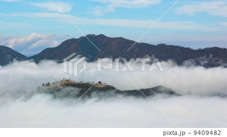雲海に浮かぶ竹田城跡 9409482