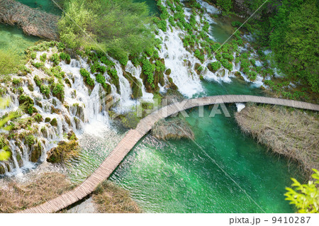 Wooden path in Plitvice lakes national park Wooden path in Plitvice lakes national park 9410287