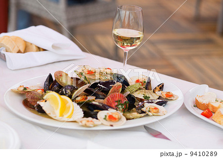Delicious clams and glass of white wine 9410289