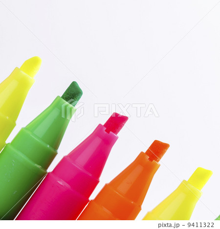 Group of felt tip bright color markers on white background 9411322