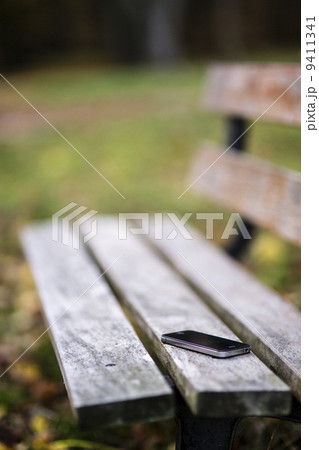 Lost phone on the bench 9411341