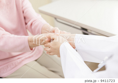 握手する医師と患者 9411723