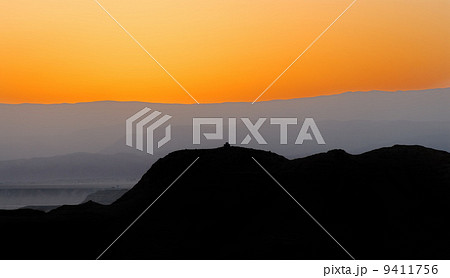 Desert before dawn 9411756