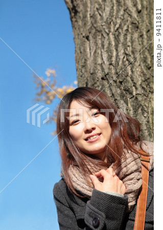 カメラを覗き込む女性 9411811