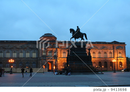 ドレスデン宮廷劇場広場の夜景　ドイツ 9413698