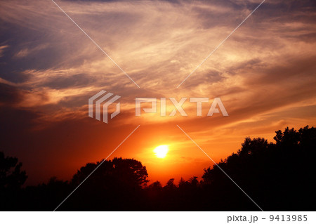 強風の夕暮れ 9413985