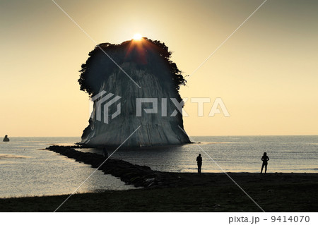 見附島と日出 9414070
