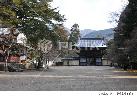 境内から見た神護寺山門と冬の高尾の山々　京都府京都市右京区 9414335