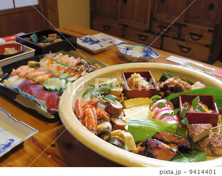 祝いの席の大皿料理 9414401
