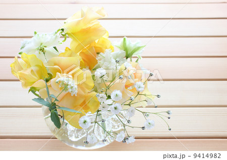 オレンジ色のスイートピーのアレンジ(木製棚 横) オレンジ色のスイートピーのアレンジ(木製棚 横) 9414982