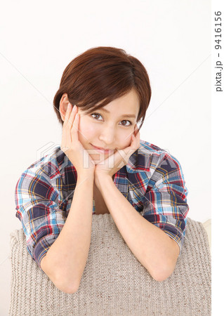 頬杖をつく女性 9416156