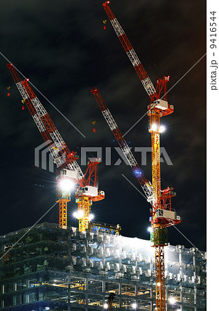 夜の建設作業現場 9416544