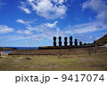 ビーチに立つモアイ 9417074