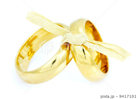 Wedding rings tied with bow 9417101
