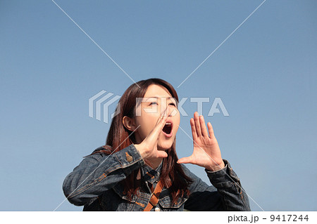 大声を出す女性 9417244